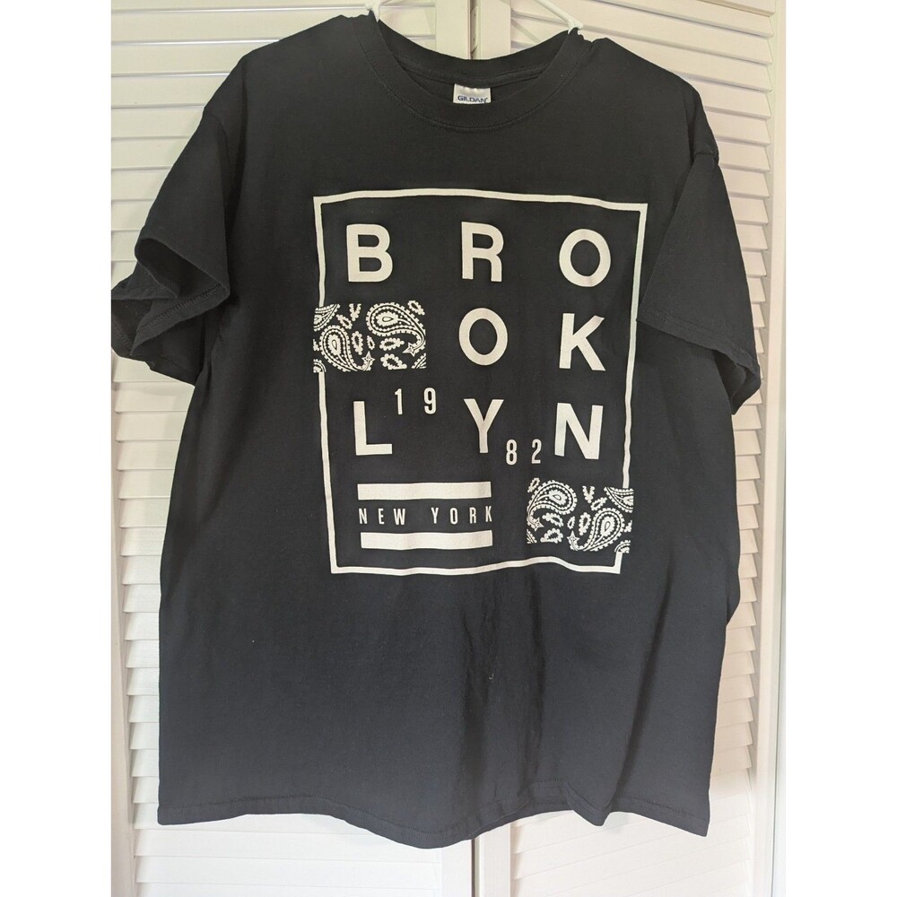 Gildan Ultra Cotton Mens XL Black Brooklyn NY 1982 Paisley Bandana Graphic Tee